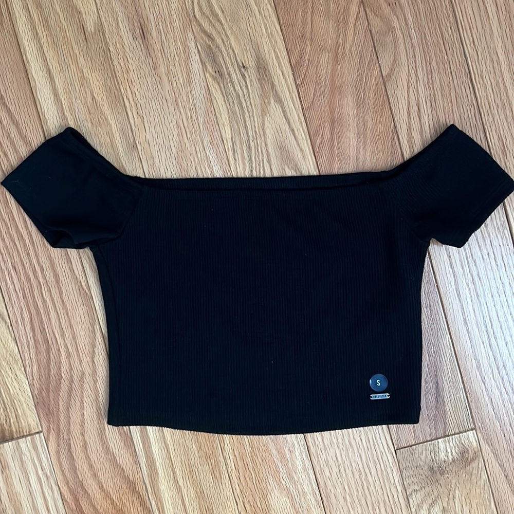 HOLLISTER Off the Shoulder Ribbed Crop Top